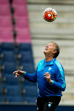Malmö FFs tränare Åge Hareide nickar en boll