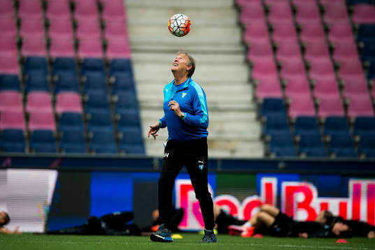 Malmö FFs tränare Åge Hareide nickar en boll