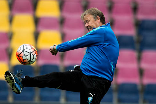 Malmö FFs tränare Åge Hareide skjuter iväg en boll