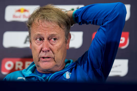 Malmö FFs tränare Åge Hareide kliar sig i huvudet