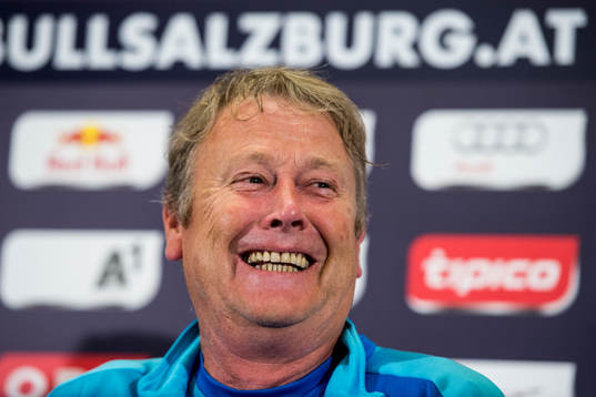Malmö FFs tränare Åge Hareide skrattar