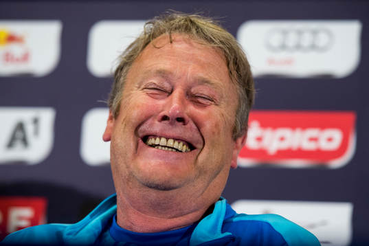 Malmö FFs tränare Åge Hareide skrattar