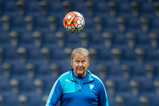Malmö FFs tränare Åge Hareide nickar en boll