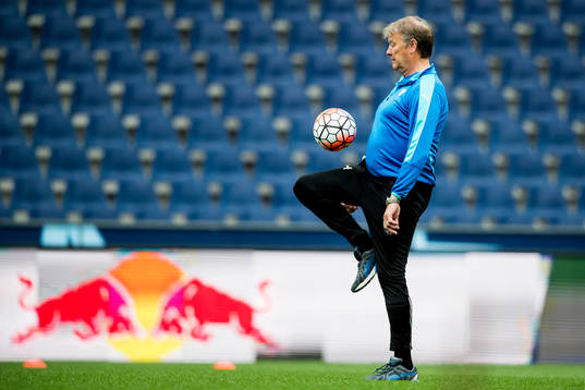 Malmö FFs tränare Åge Hareide trixar med en boll