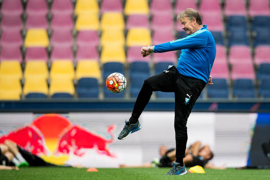 Malmö FFs tränare Åge Hareide skjuter iväg en boll