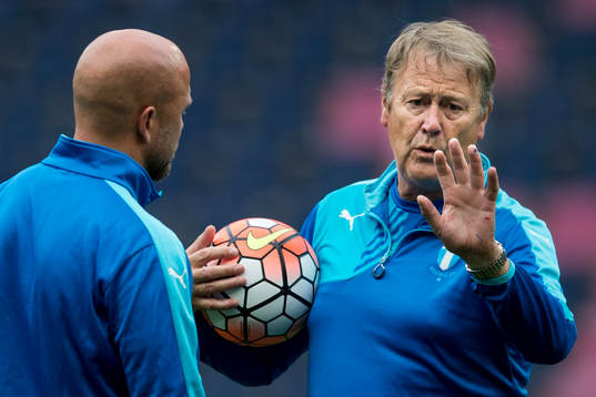 Malmö FFs tränare Åge Hareide pratar med assisterande
