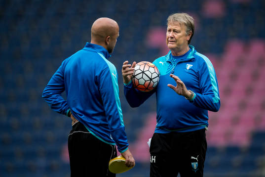 Malmö FFs tränare Åge Hareide pratar med assisterande