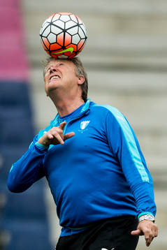 Malmö FFs tränare Åge Hareide med en boll på huvudet
