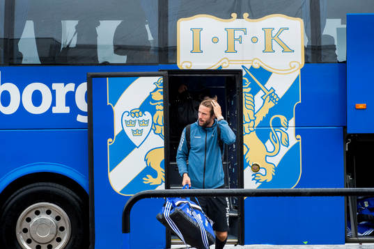IFK Göteborgs Mattias Bjärsmyr går av spelarbussen när