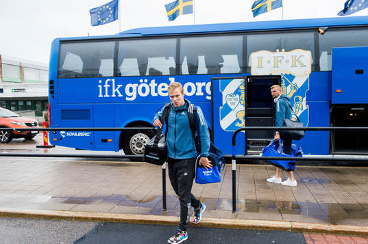 IFK Göteborgs Gustav Engvall går av spelarbussen när