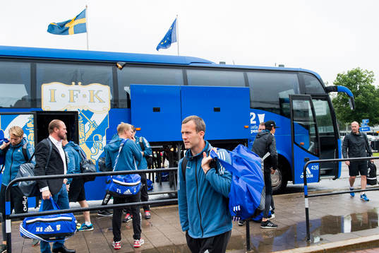IFK Göteborgs Hjalmar Jonsson går av spelarbussen när
