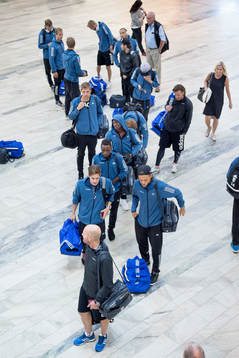 IFK Göteborgs köar för att checka in på flygningen
