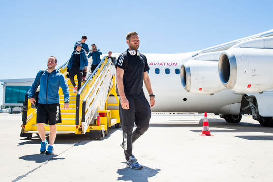 IFK Göteborgs målvakt John Alvbåge stiger av när planet