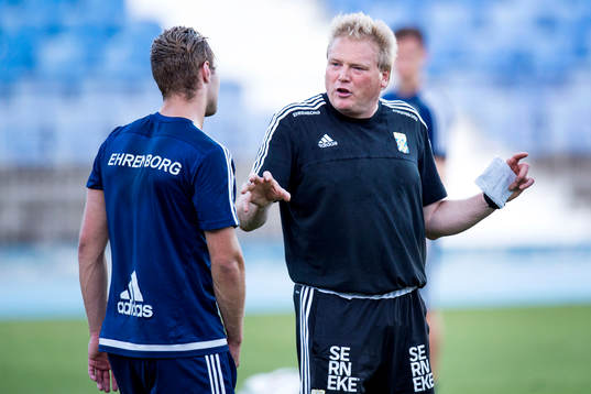 IFK Göteborgs tränare Jörgen Lennartsson instruerar