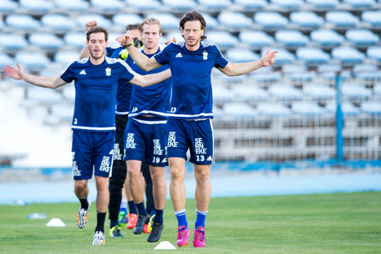 IFK Göteborgs spelare med Gustav Svensson i täten värmer