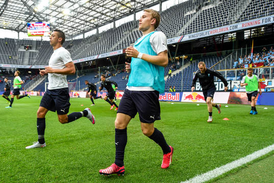 Malmö FFs Oscar Lewicki värmer upp före fotbollsmatchen