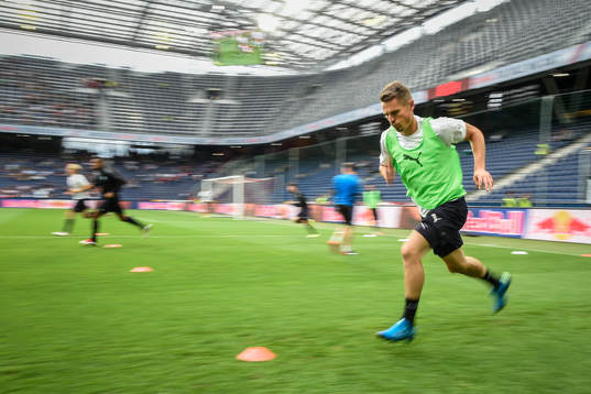 Malmö FFs Markus Rosenberg värmer upp före