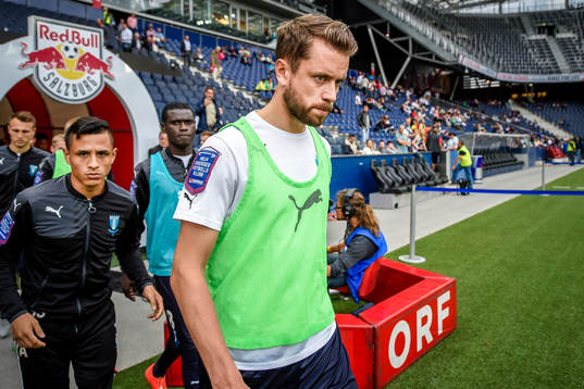 Malmö FFs Kari Arnason före fotbollsmatchen mellan