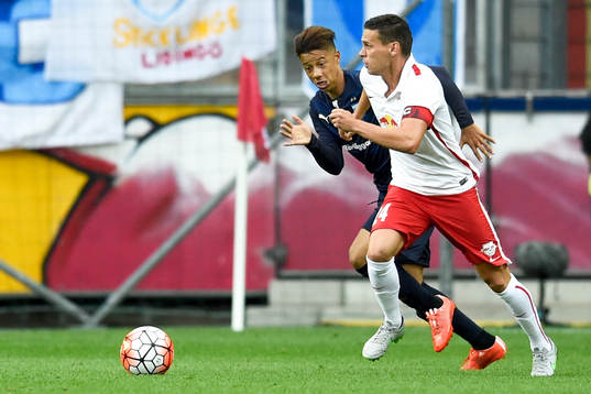 Malmö FFs Tobias Sana och Salzburgs Christoph Leitgeb