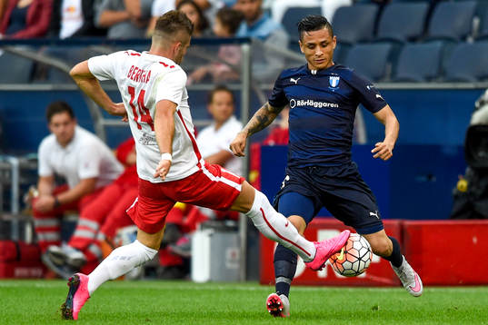 Salzburgs Vallon Berisha och Malmö FFs Yoshimar Yotún