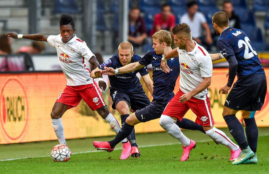 Malmö FFs Anton Tinnerholm och Oscar Lewicki i en kamp om