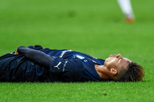 Malmö FFs Tobias Sana liggandes på marken