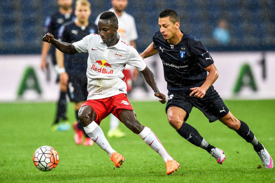 Salzburgs Naby Keita och Malmö FFs Nikola Djurjic