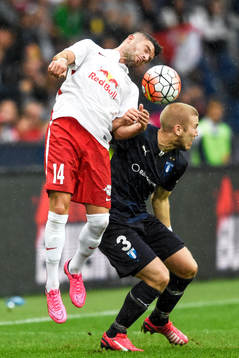 Salzburgs Vallon Berisha och Malmö FFs Anton Tinnerholm