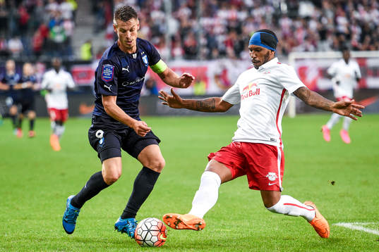 Malmö FFs Markus Rosenberg och Salzburgs Paulo Miranda