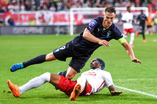 Malmö FFs Markus Rosenberg falkar över Salzburgs Paulo