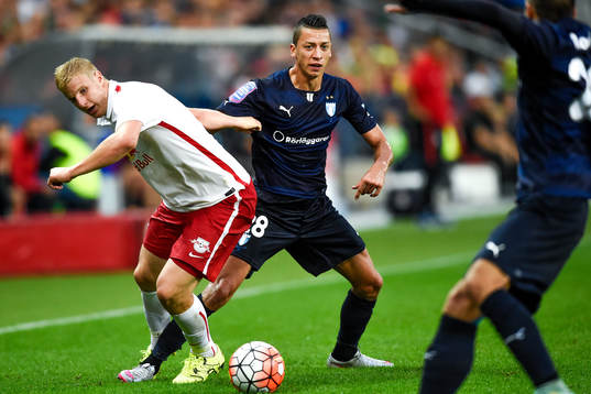 Salzburgs Martin Hinteregger och Malmö FFs Nikola Djurjic