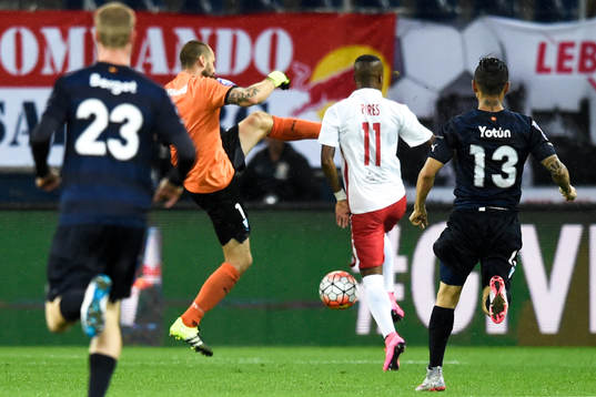 Malmö FFs målvakt Johan Wiland i en kollision