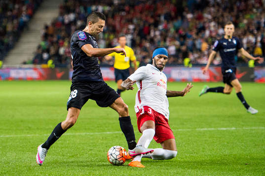 Malmö FFs Nikola Djurjic fälls i straffområdet av