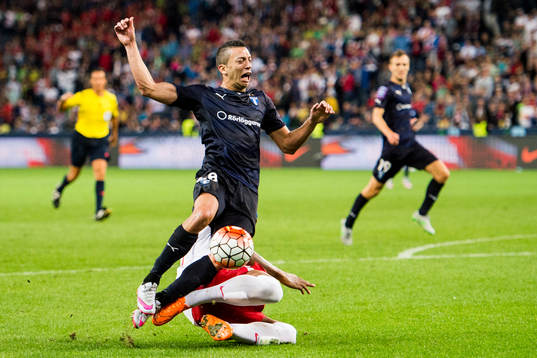 Malmö FFs Nikola Djurjic fälls i straffområdet av