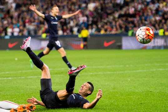 Malmö FFs Nikola Djurjic fälls i straffområdet av