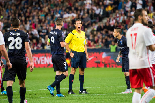 Malmö FFs Markus Rosenberg och Yoshimar Yotún i samtal