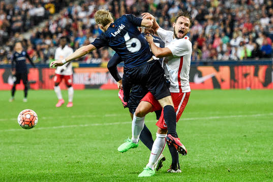 Malmö FFs Oscar Lewicki och Salzburgs Andreas Ulmer i en