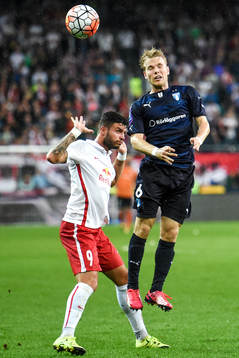 Salzburgs Marco Djuricin och Malmö FFs Oscar Lewicki  i en