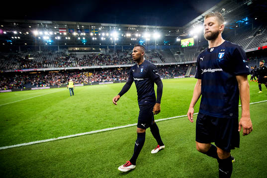 Malmö FFs Felipe Carvalho och Kari Arnason deppar när de