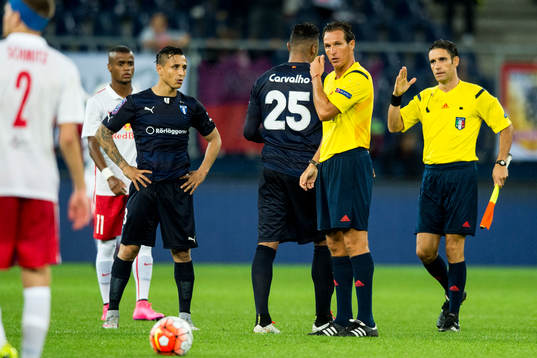 Malmö FFs Yoshimar Yotún, Felipe Carvalho och Domare Luca