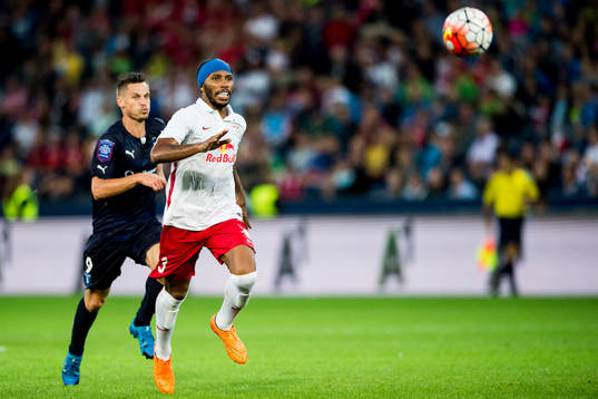 Malmö FFs Markus Rosenberg och Salzburgs Paulo Miranda