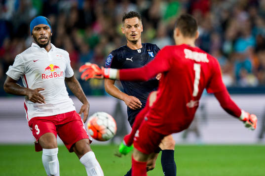 Malmö FFs Markus Rosenberg och Salzburgs Paulo Miranda och