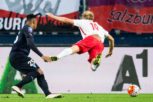 Malmö FFs Felipe Carvalho fäller Salzburgs Håvard