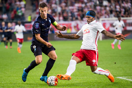 Malmö FFs Markus Rosenberg och Salzburgs Paulo Miranda