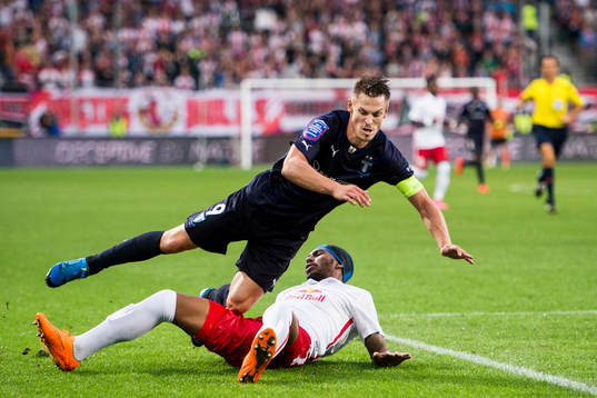 Malmö FFs Markus Rosenberg tacklas av Salzburgs Paulo