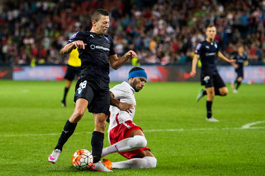 Malmö FFs Nikola Djurjic fälls i straffområdet av