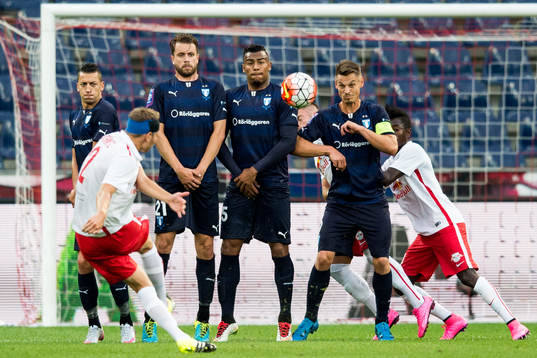 Salzburgs Benno Schmitz slår en frispark och Malmö FFs
