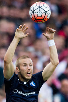 Malmö FFs Anton Tinnerholm kastar inkast
