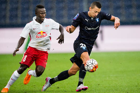 Salzburgs Naby Keita och Malmö FFs Nikola Djurjic