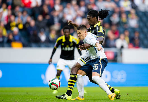 s Dickson Etuhu i kamp om bollen med Atromitos Pitu